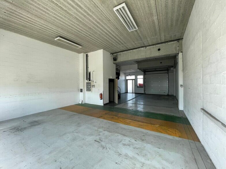 Light Industrial in Saint-Denis to rent - Interior Photo - Image 2 of 7
