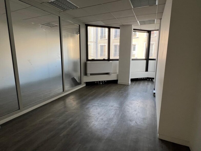 92 Rue Edouard Vaillant, Levallois-Perret to rent - Interior Photo - Image 2 of 3
