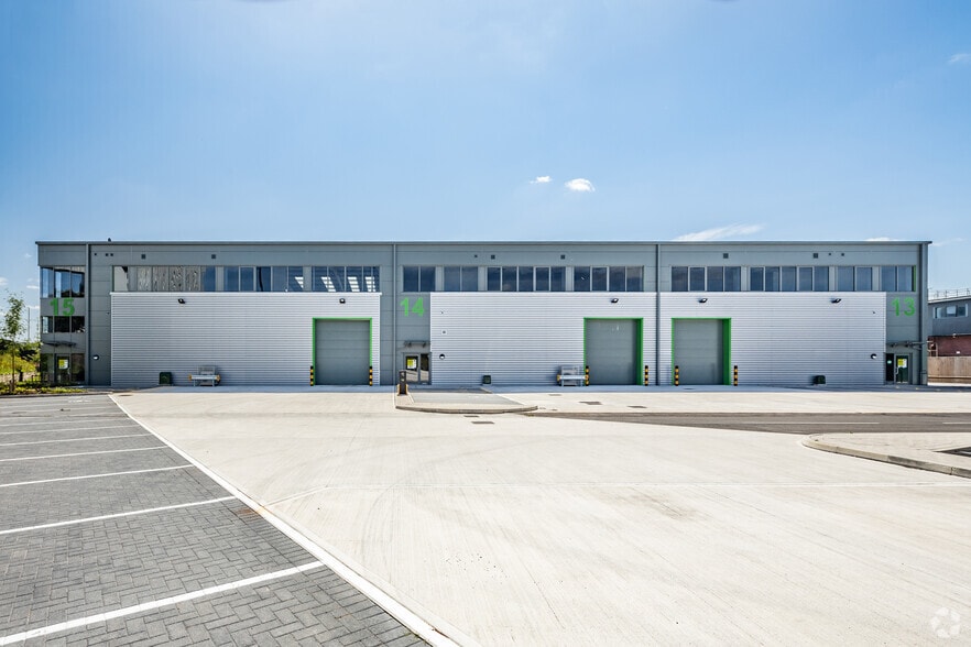 103 Barton Dock Rd, Manchester to rent - Building Photo - Image 2 of 7