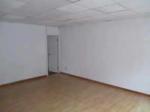 8-10 High St, Yeadon to rent Interior Photo- Image 2 of 2