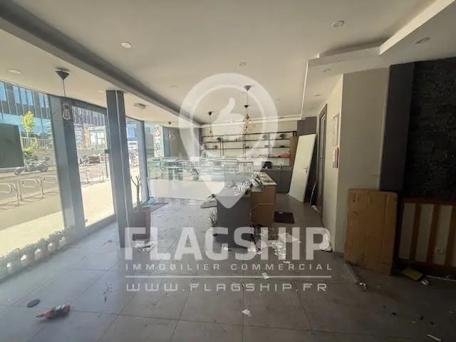 Retail in Paris to rent - Building Photo - Image 2 of 9