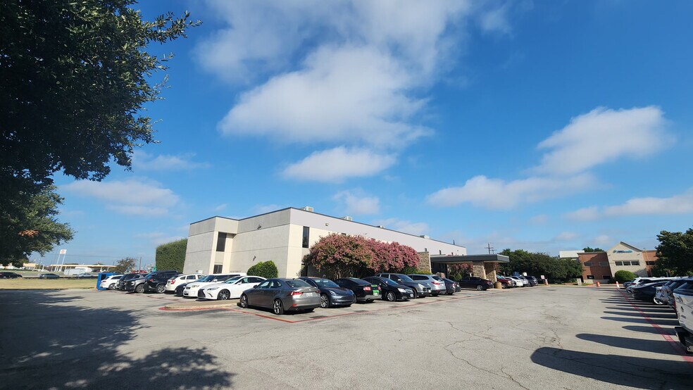 560 W Main St, Lewisville, TX for rent - Building Photo - Image 1 of 29