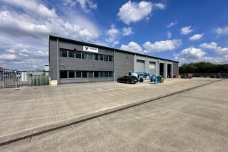 Unit 14 Hikers Way, Long Crendon to rent Building Photo- Image 2 of 7