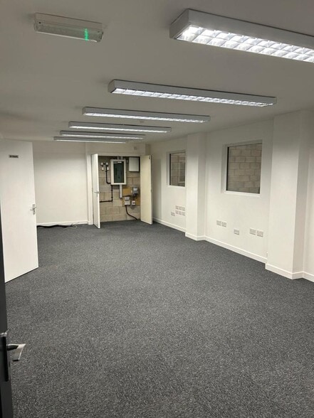 6-19 Ravenhead Rd, St Helens to rent - Building Photo - Image 3 of 10