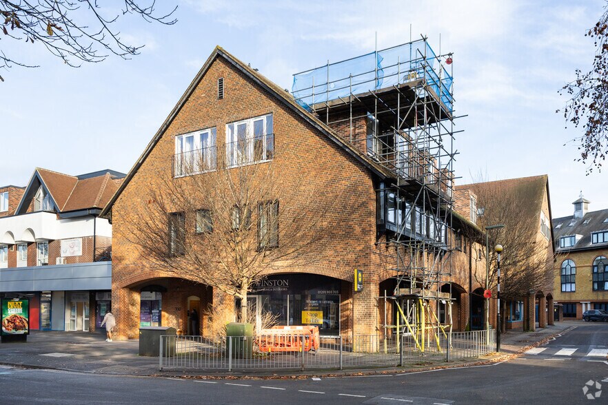 96 Victoria Rd, Horley to rent - Primary Photo - Image 1 of 2