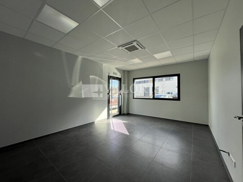 Light Industrial in La Tour-de-Salvagny for sale - Interior Photo - Image 3 of 11