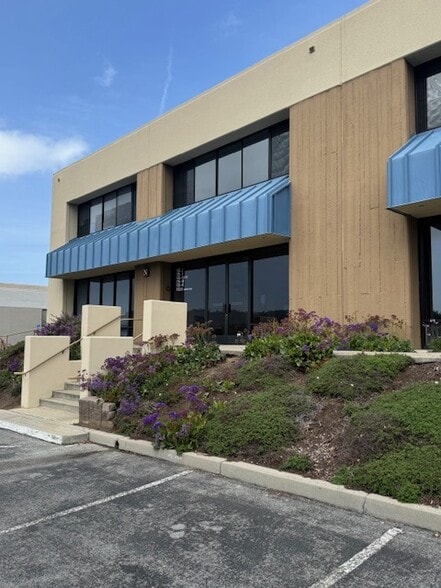 5 Harris Ct, Monterey, CA to rent - Building Photo - Image 2 of 17