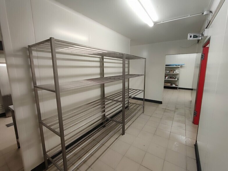 Industrial in Grenay to rent - Interior Photo - Image 3 of 12