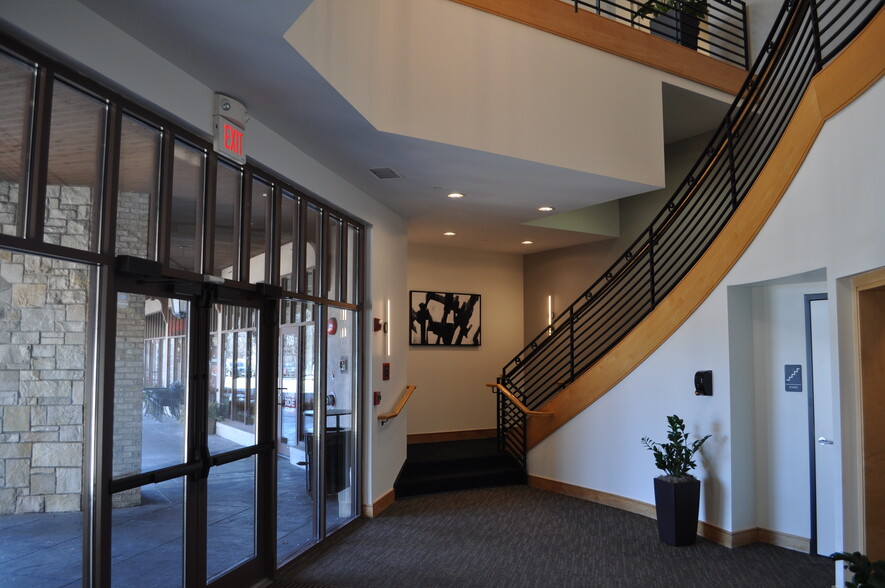 840 S Waukegan Rd, Lake Forest, IL to rent - Lobby - Image 2 of 9