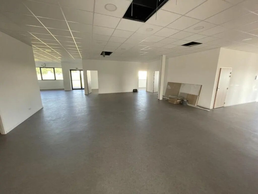Location Bureaux 250 m² - Photo 1