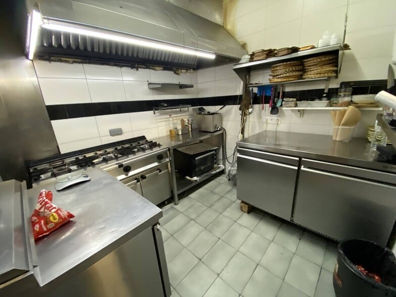 Retail in Barcelona, Barcelona to rent - Interior Photo - Image 3 of 5