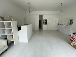 205-217 Amesbury Ave, London to rent Interior Photo- Image 2 of 2