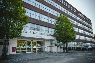 Westmead, Farnborough to rent Building Photo- Image 1 of 10