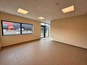 Office in SAINT-OUEN-L'AUMONE to rent Interior Photo- Image 2 of 2