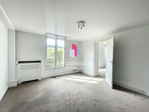 Office in Versailles to rent Building Photo- Image 1 of 7