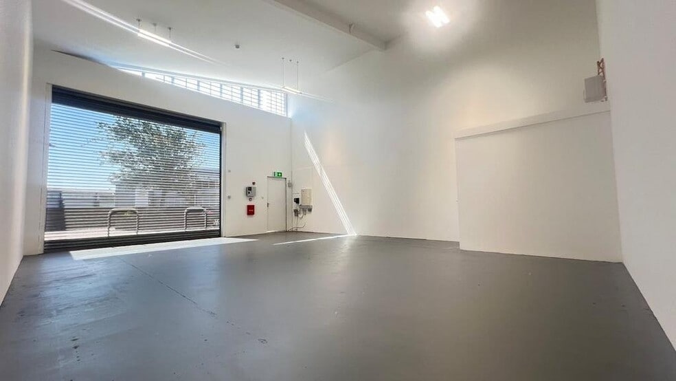 Scrubs Ln, London to rent - Building Photo - Image 3 of 5