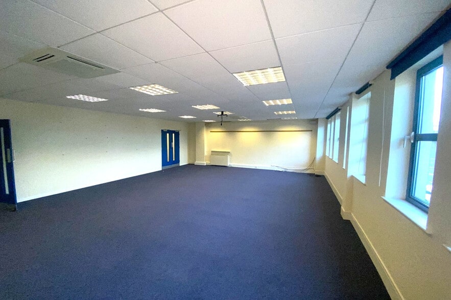 9-11 Corporation Sq, Belfast to rent - Interior Photo - Image 2 of 8