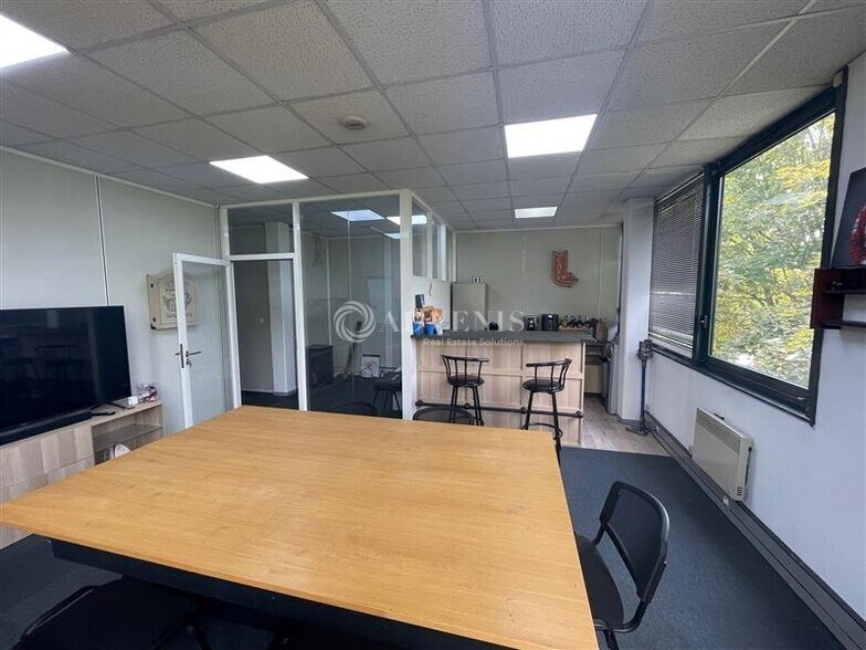 Office in Créteil to rent - Building Photo - Image 2 of 8