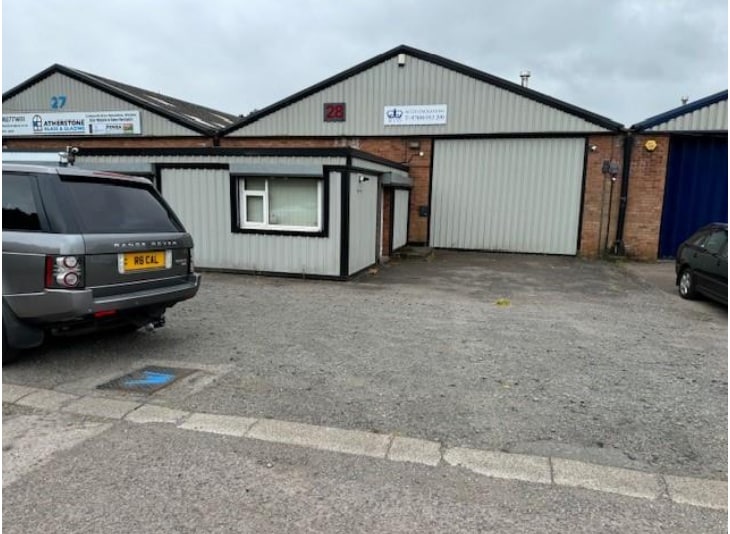 Carlyon Rd, Atherstone to rent Building Photo- Image 1 of 8