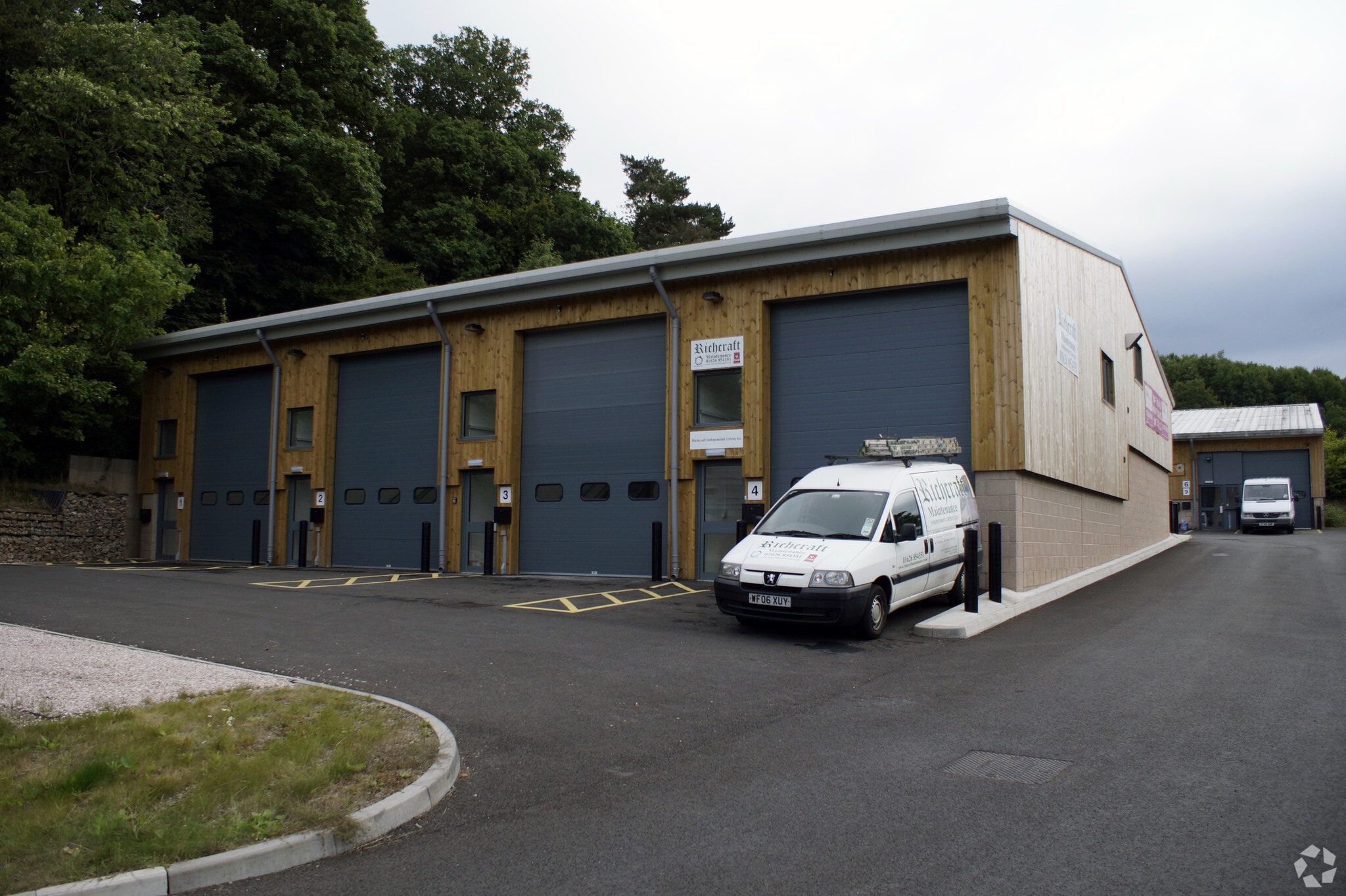 8 Station Hl, Chudleigh to rent Building Photo- Image 1 of 4