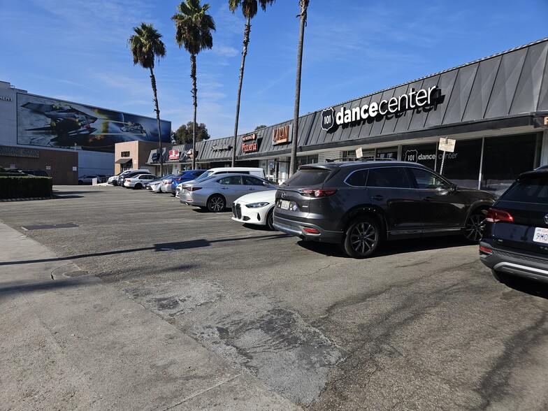 3242-3278 Cahuenga Blvd W, Los Angeles, CA for sale - Building Photo - Image 1 of 1