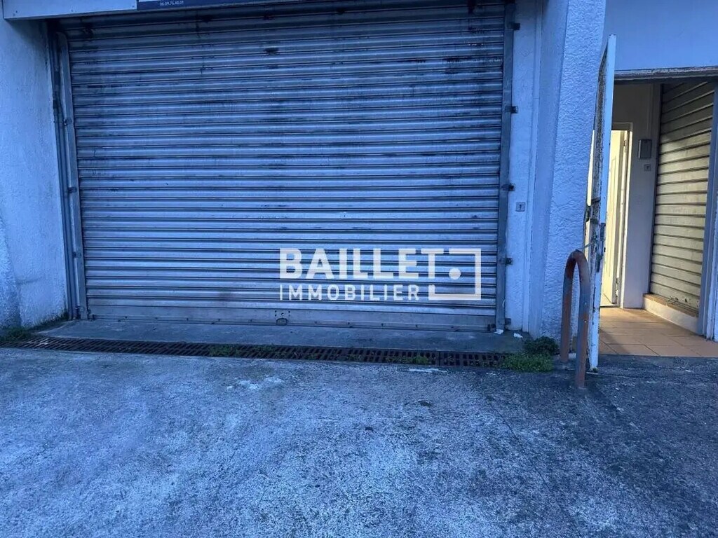 Location Entrepôt 78 m² - Photo 1