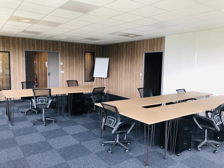 2 Impasse Serge Reggiani, Saint-Herblain to rent - Interior Photo - Image 1 of 5