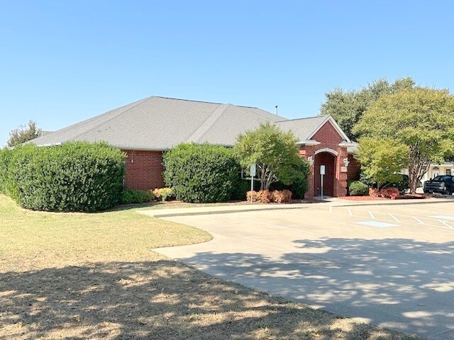 1801 Harwood Ct, Hurst, TX for sale - Building Photo - Image 2 of 37