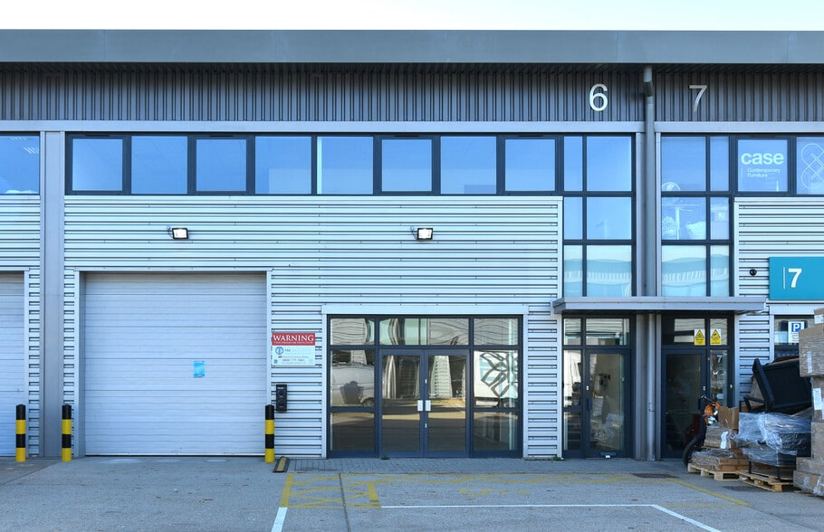 Commerce Way, Croydon to rent - Building Photo - Image 2 of 5