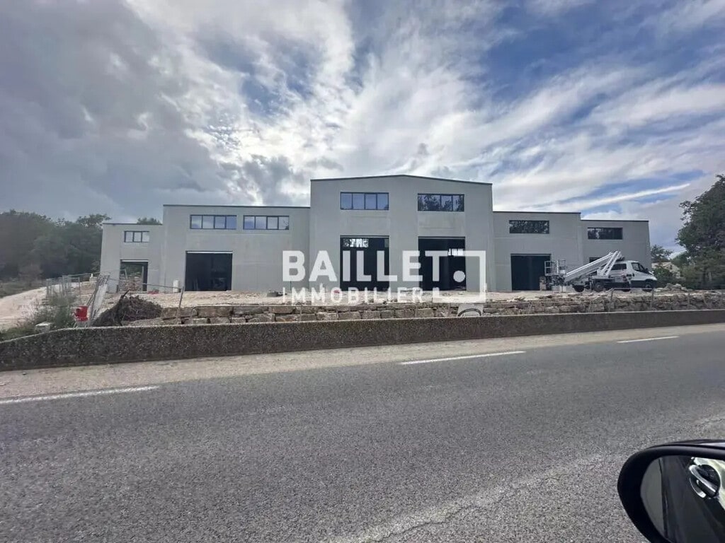 Location Entrepôt 393 m² - Photo 1