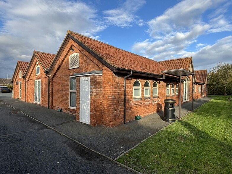 Bath Rd, Worcester to rent - Building Photo - Image 2 of 11