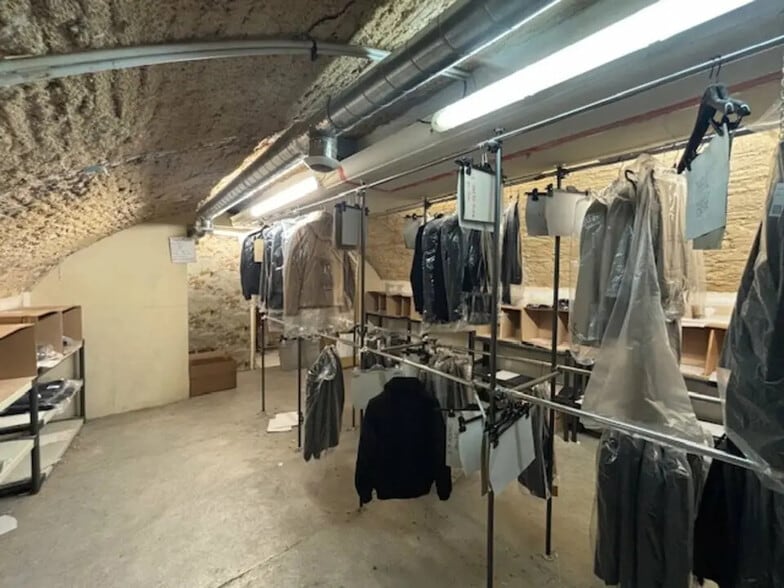 Retail in Montpellier to rent - Interior Photo - Image 3 of 3