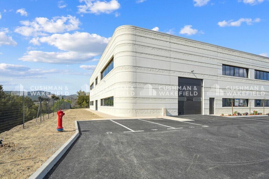 Light Industrial in La Ciotat to rent - Building Photo - Image 3 of 8