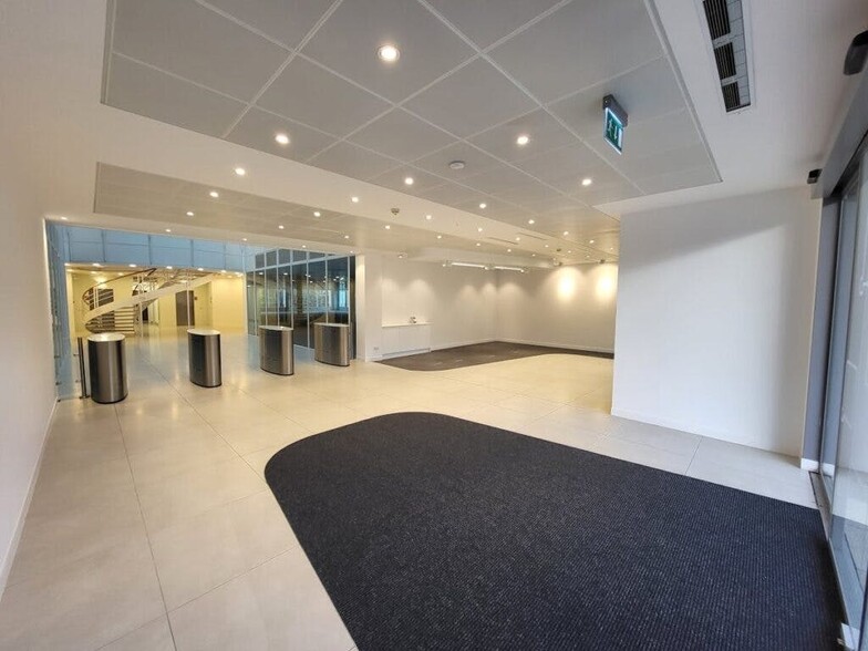 800 Pavilion Dr, Northampton for sale - Building Photo - Image 2 of 8