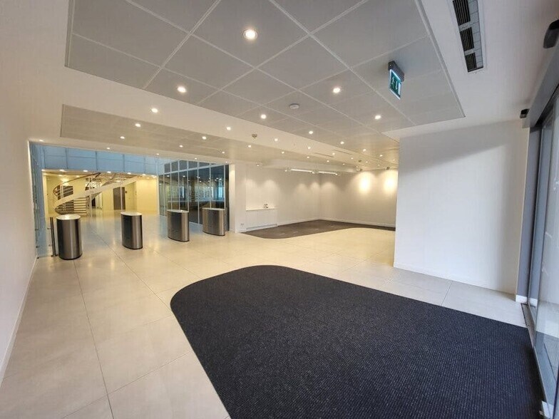 800 Pavilion Dr, Northampton for sale - Building Photo - Image 3 of 17