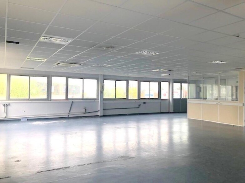 Office in Les Clayes-sous-Bois to rent - Building Photo - Image 3 of 10