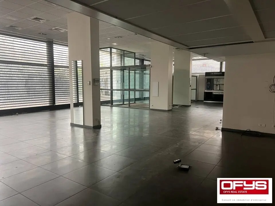 Retail in Lyon to rent Interior Photo- Image 1 of 5