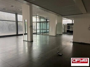 Retail in Lyon to rent Interior Photo- Image 1 of 5