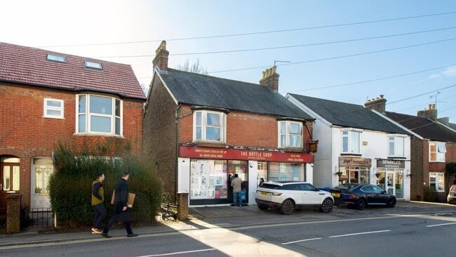 More details for 100 Crawley Rd, Horsham - Retail for Sale