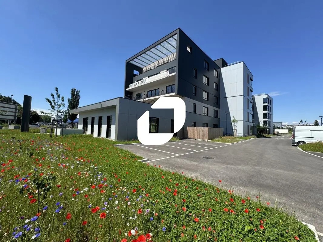 Retail in  to rent Building Photo- Image 1 of 12