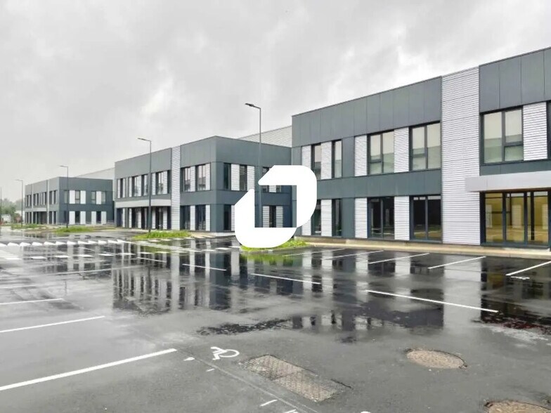 Office in Le Bourget to rent - Building Photo - Image 1 of 19