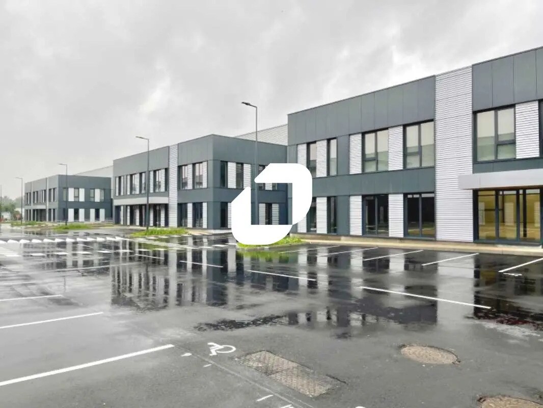 Office in Le Bourget to rent Building Photo- Image 1 of 20