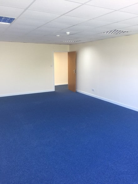 Stephenson Rd, Swindon to rent - Interior Photo - Image 3 of 9