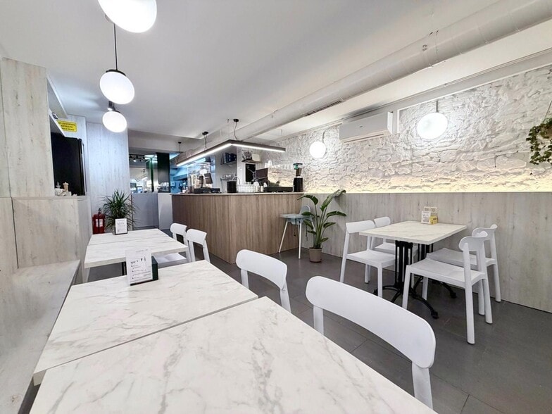 Retail in Barcelona, Barcelona to rent - Building Photo - Image 2 of 2