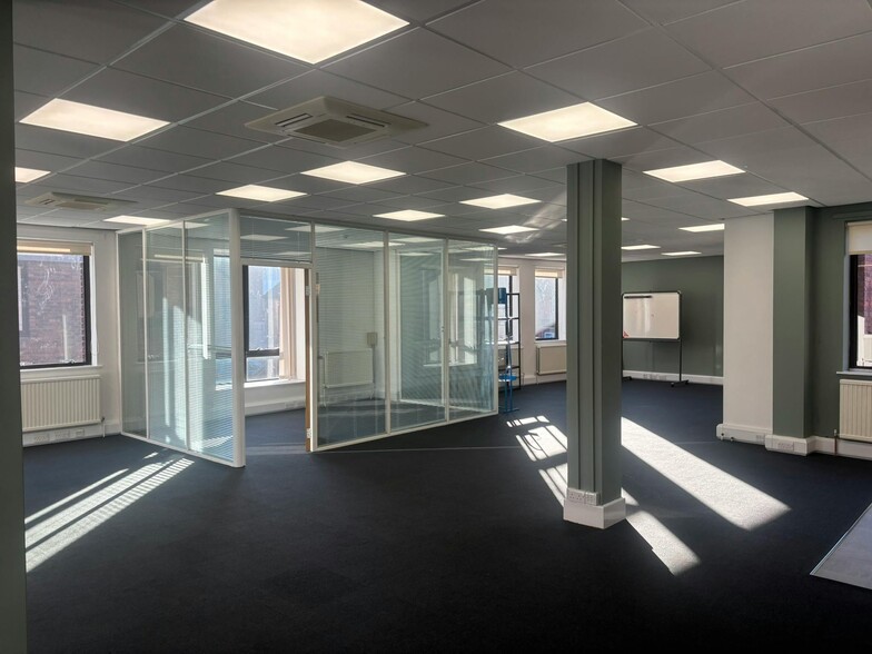 22-24 King St, Maidenhead to rent - Building Photo - Image 2 of 6
