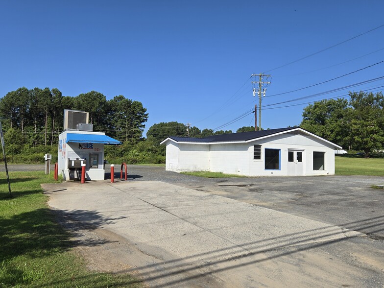 528 Fork Rd, Norwood, NC for sale - Primary Photo - Image 1 of 5