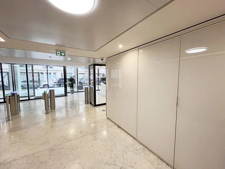 27-29 Rue Des Poissonniers, Neuilly-sur-Seine to rent - Lobby - Image 3 of 8