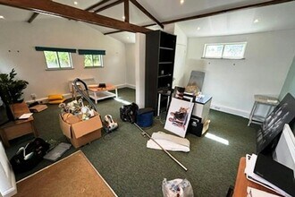 Willis Ln, Four Marks to rent Interior Photo- Image 1 of 3