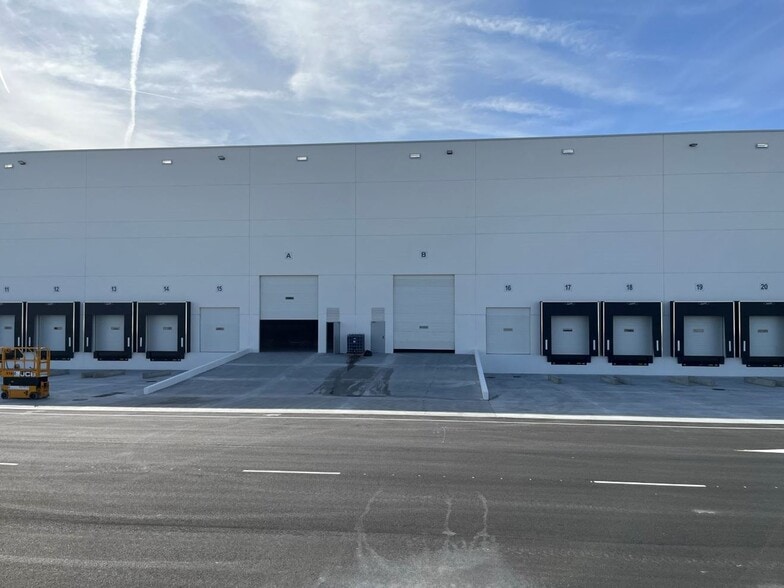 Avenida de los Alcotanes, 49, Pinto, Madrid to rent - Building Photo - Image 3 of 3