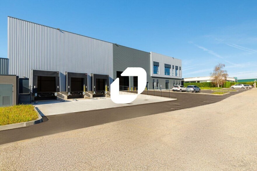 Industrial in Corbas to rent - Building Photo - Image 2 of 32